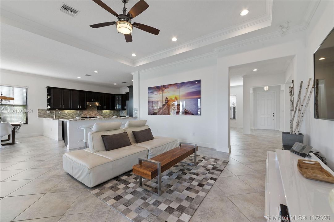Vendido Recientemente: $975,000 (5 camas, 3 baños, 4040 Pies cuadrados)