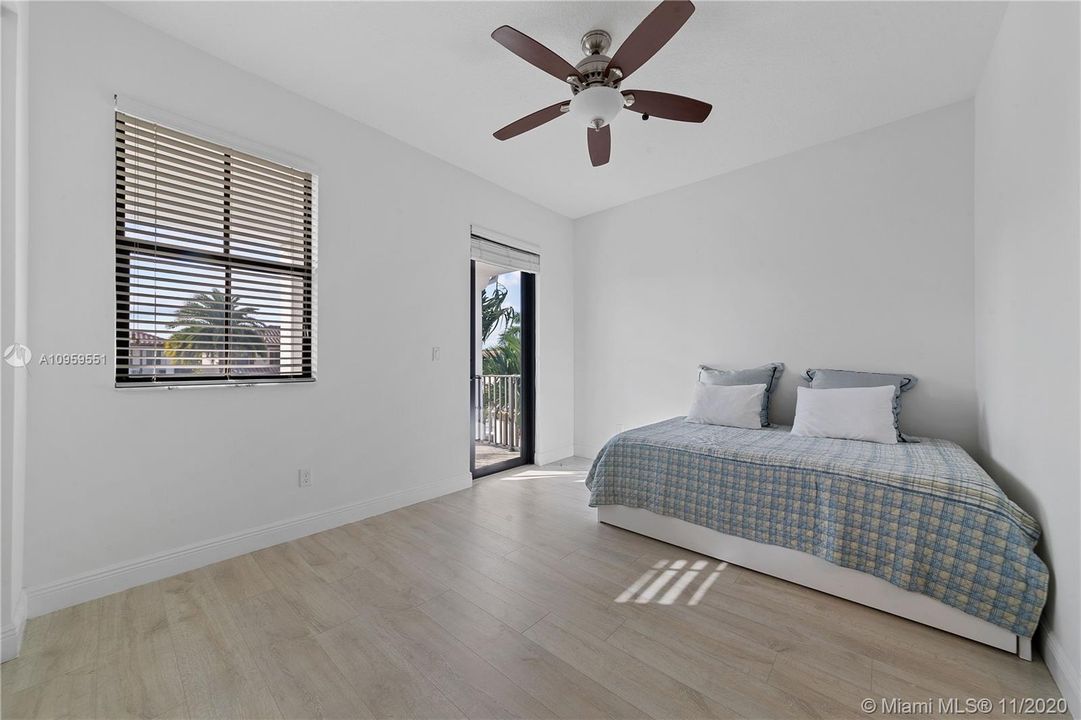 Vendido Recientemente: $975,000 (5 camas, 3 baños, 4040 Pies cuadrados)