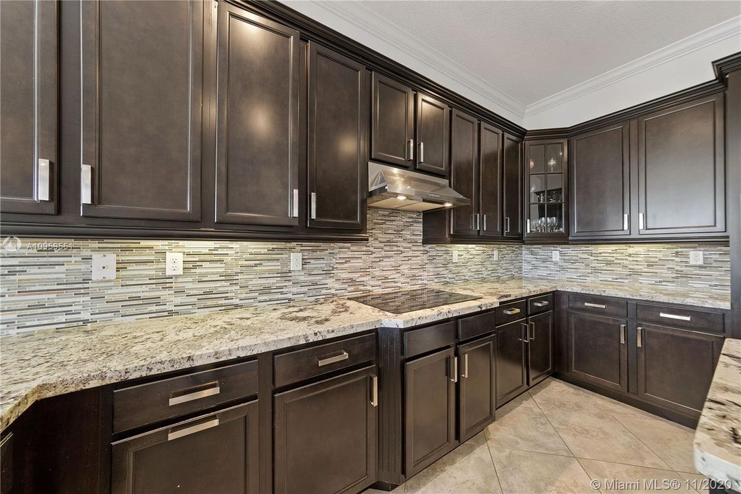 Vendido Recientemente: $975,000 (5 camas, 3 baños, 4040 Pies cuadrados)