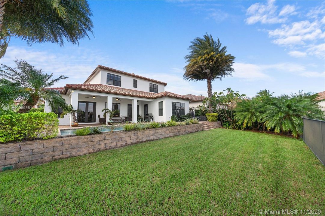 Vendido Recientemente: $975,000 (5 camas, 3 baños, 4040 Pies cuadrados)