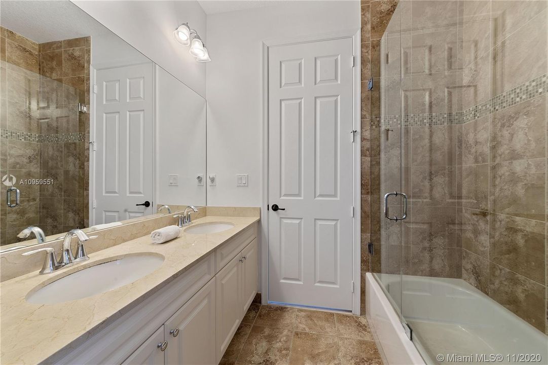 Vendido Recientemente: $975,000 (5 camas, 3 baños, 4040 Pies cuadrados)