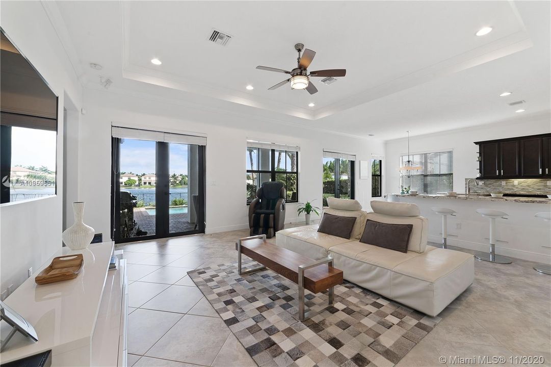 Vendido Recientemente: $975,000 (5 camas, 3 baños, 4040 Pies cuadrados)