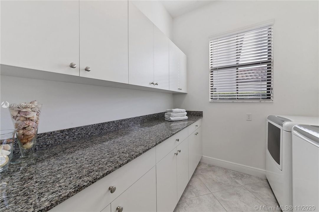 Vendido Recientemente: $975,000 (5 camas, 3 baños, 4040 Pies cuadrados)