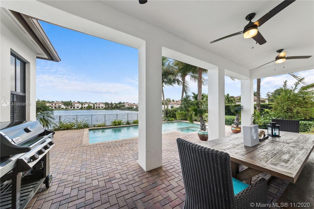 Vendido Recientemente: $975,000 (5 camas, 3 baños, 4040 Pies cuadrados)