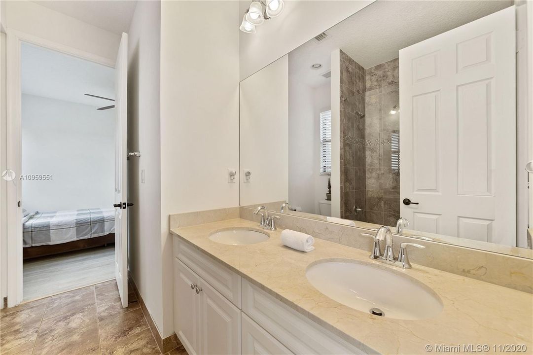 Vendido Recientemente: $975,000 (5 camas, 3 baños, 4040 Pies cuadrados)
