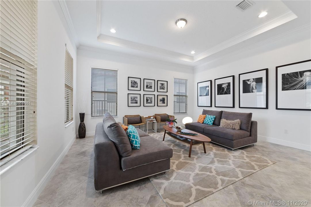 Vendido Recientemente: $975,000 (5 camas, 3 baños, 4040 Pies cuadrados)