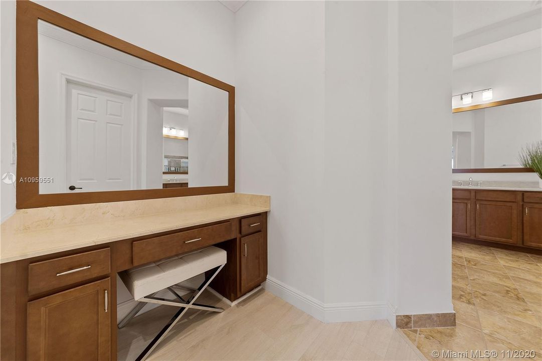 Vendido Recientemente: $975,000 (5 camas, 3 baños, 4040 Pies cuadrados)