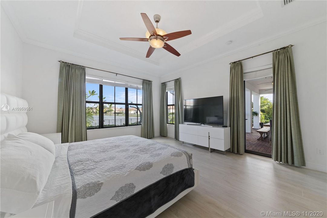 Vendido Recientemente: $975,000 (5 camas, 3 baños, 4040 Pies cuadrados)