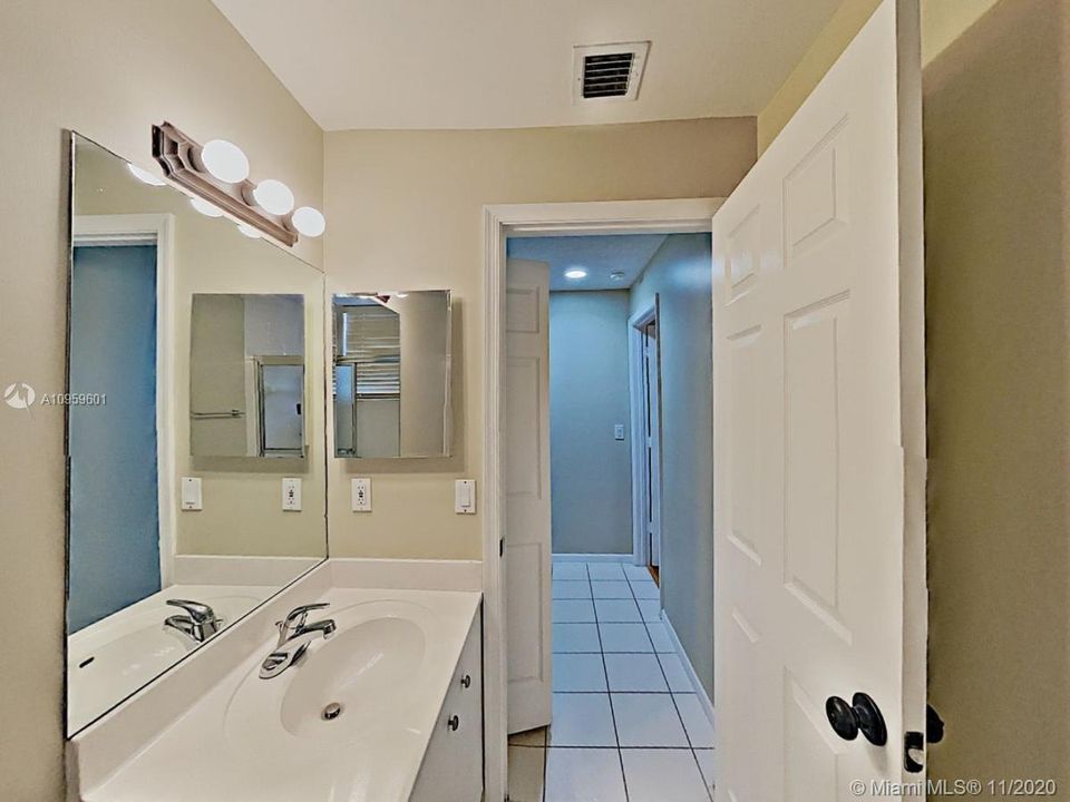 Vendido Recientemente: $336,900 (3 camas, 2 baños, 1571 Pies cuadrados)