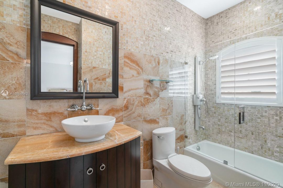 Onyx Full Bathroom with Tub & Shower