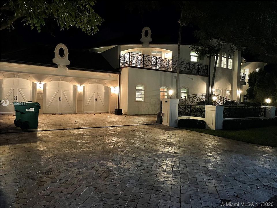 Recently Sold: $4,995,000 (6 beds, 8 baths, 10954 Square Feet)