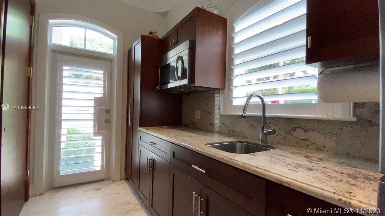 Full Kitchen located in the Private 1 Bed/1 Bath guest house that is approximately 650sf.Guest Home has its own entry door access attached to the main home