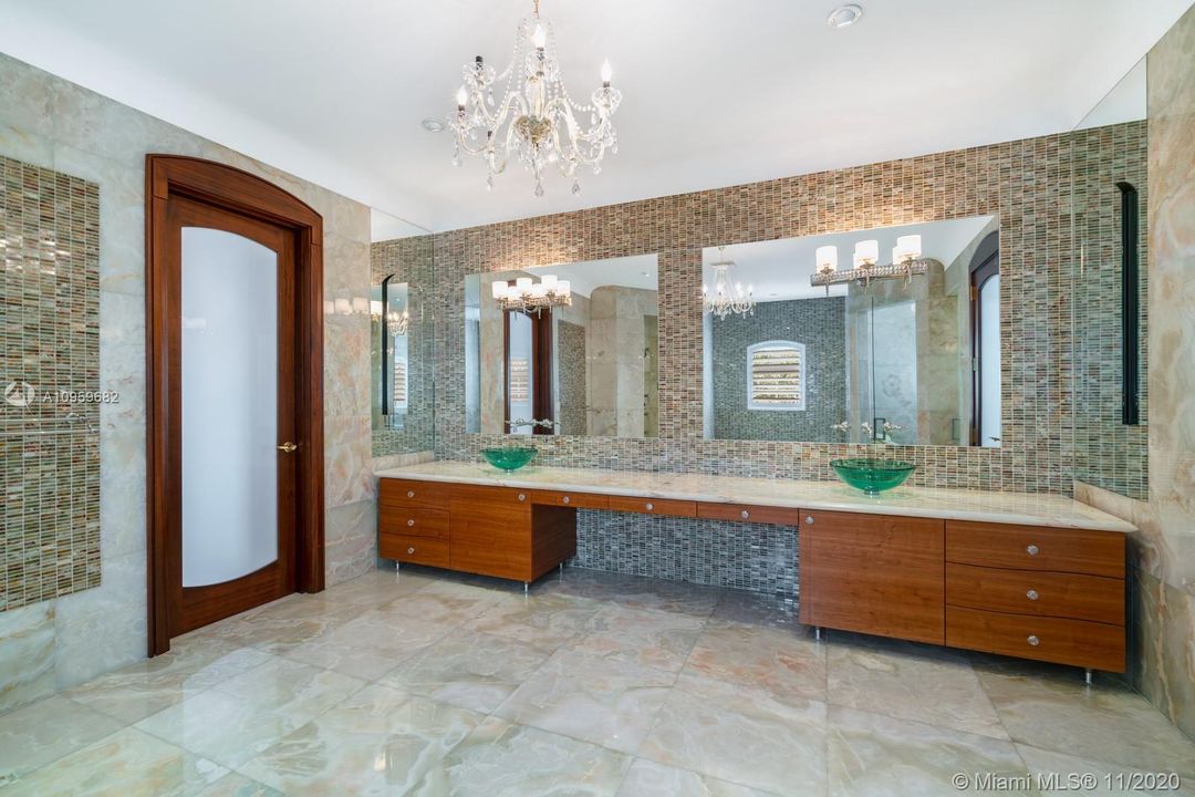最近售出: $4,995,000 (6 贝兹, 8 浴室, 10954 平方英尺)