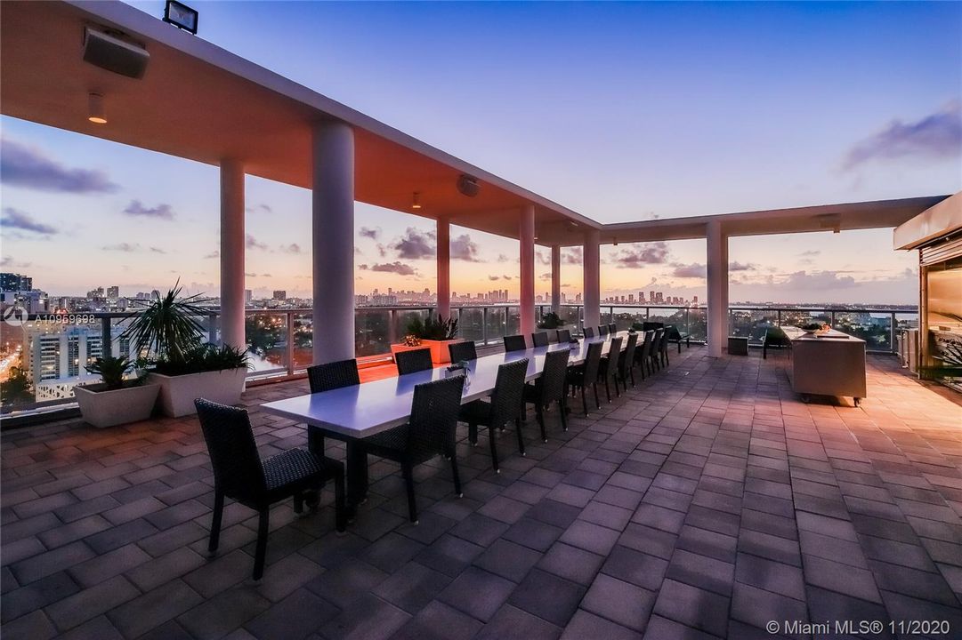 Vendido Recientemente: $14,900,000 (4 camas, 4 baños, 3911 Pies cuadrados)