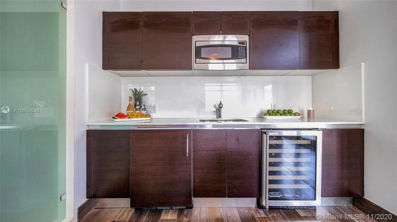 Vendido Recientemente: $14,900,000 (4 camas, 4 baños, 3911 Pies cuadrados)