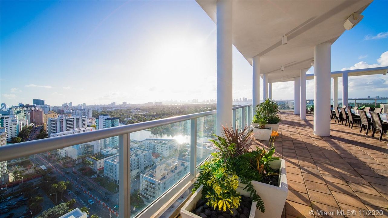 Vendido Recientemente: $14,900,000 (4 camas, 4 baños, 3911 Pies cuadrados)