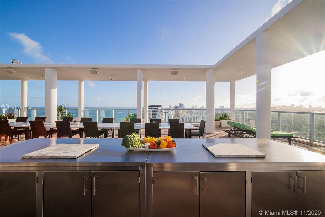 Vendido Recientemente: $14,900,000 (4 camas, 4 baños, 3911 Pies cuadrados)