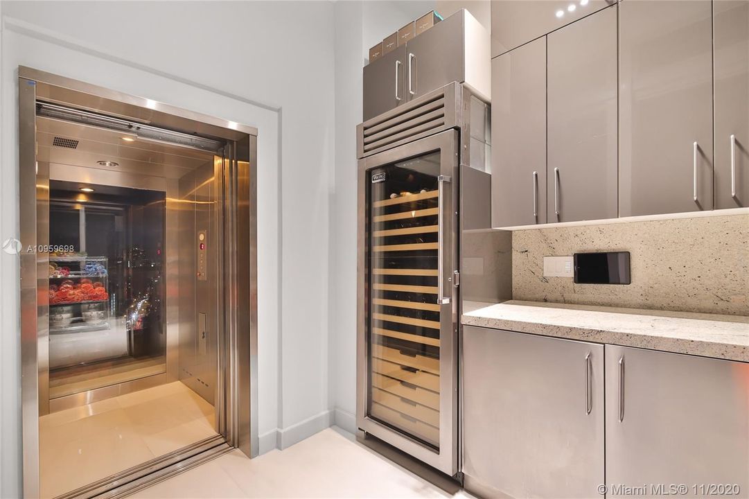 Vendido Recientemente: $14,900,000 (4 camas, 4 baños, 3911 Pies cuadrados)