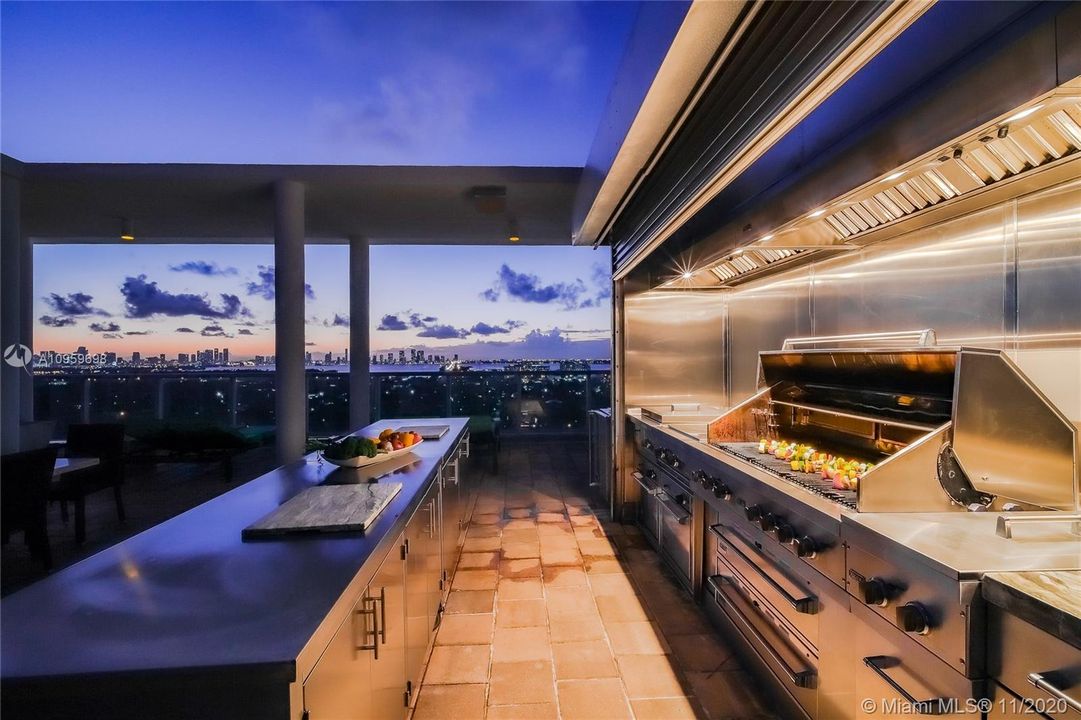 Vendido Recientemente: $14,900,000 (4 camas, 4 baños, 3911 Pies cuadrados)