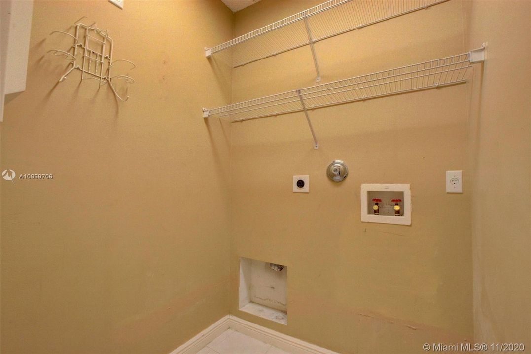 Недавно продано: $389,900 (3 спален, 2 ванн, 2003 Квадратных фут)