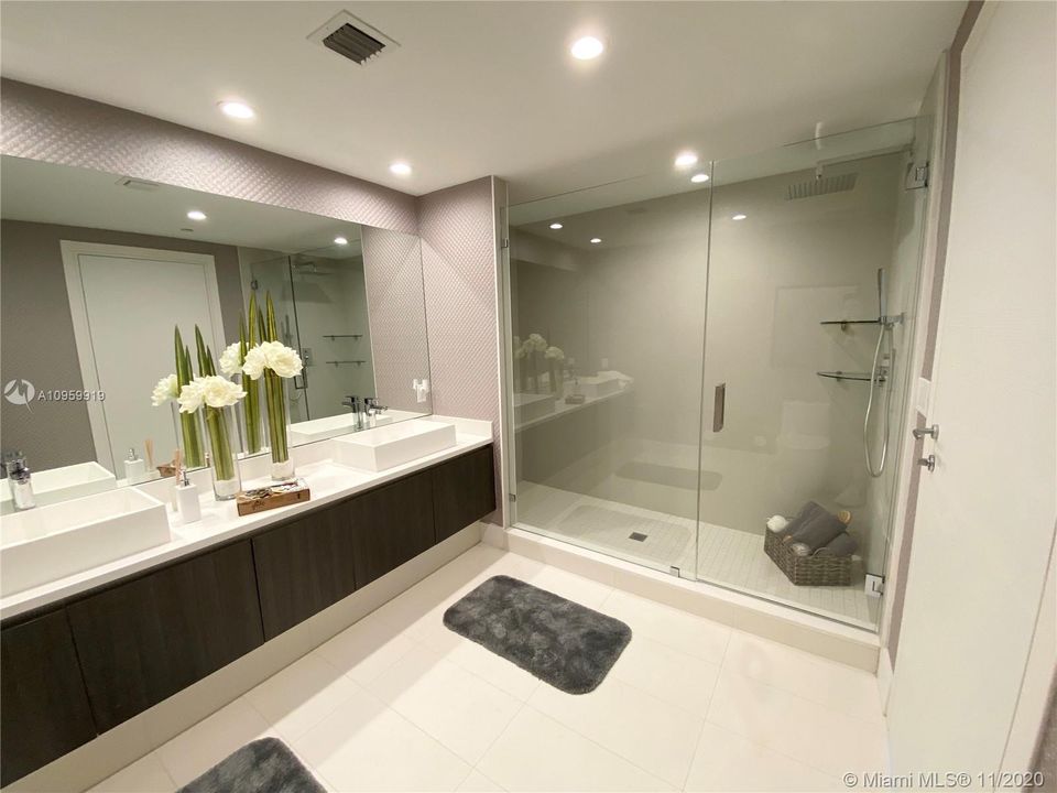 最近租的: $3,300 (2 贝兹, 2 浴室, 1409 平方英尺)