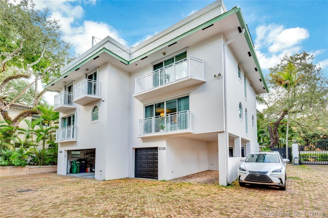 Недавно продано: $735,000 (3 спален, 3 ванн, 2220 Квадратных фут)
