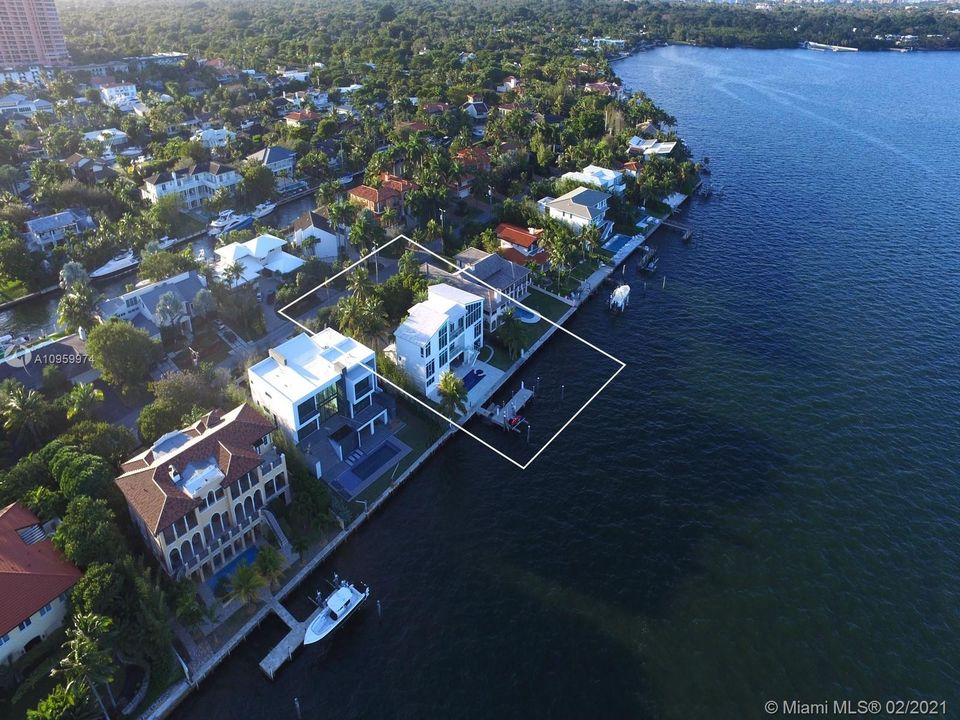 Недавно продано: $9,200,000 (5 спален, 6 ванн, 4736 Квадратных фут)