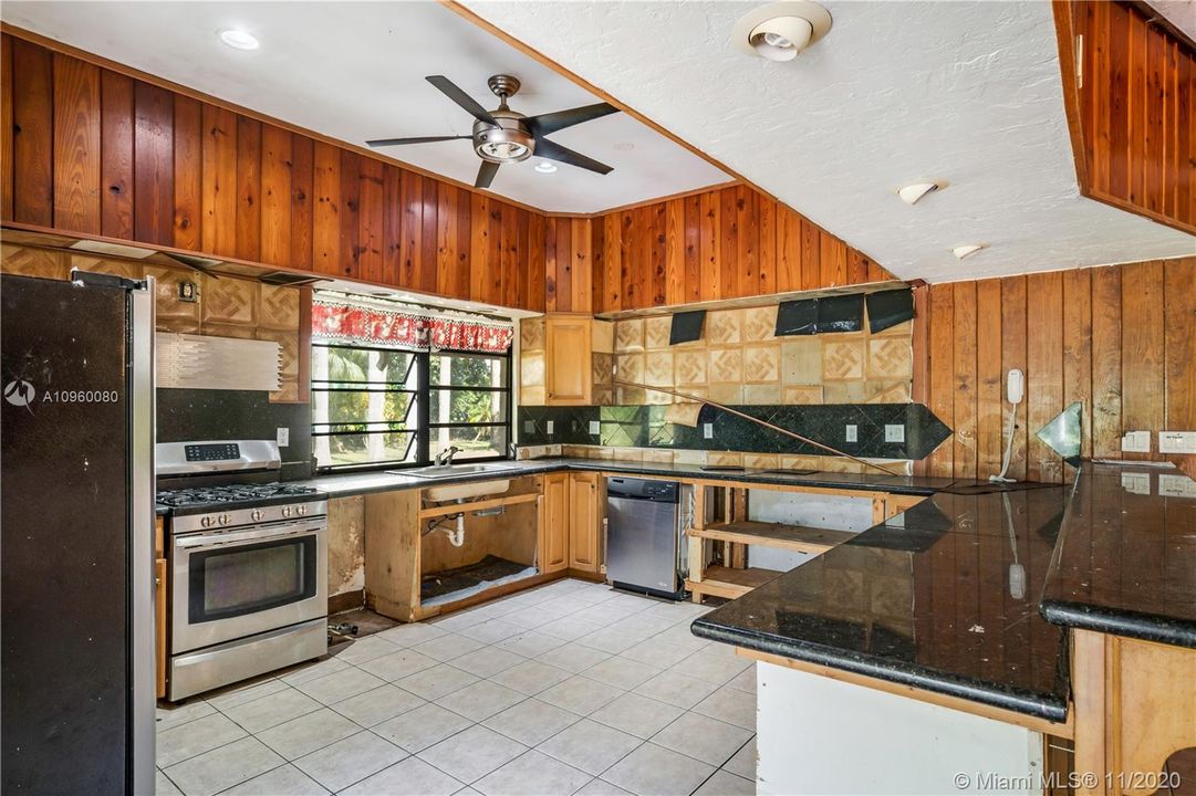 Vendido Recientemente: $599,900 (5 camas, 4 baños, 5080 Pies cuadrados)