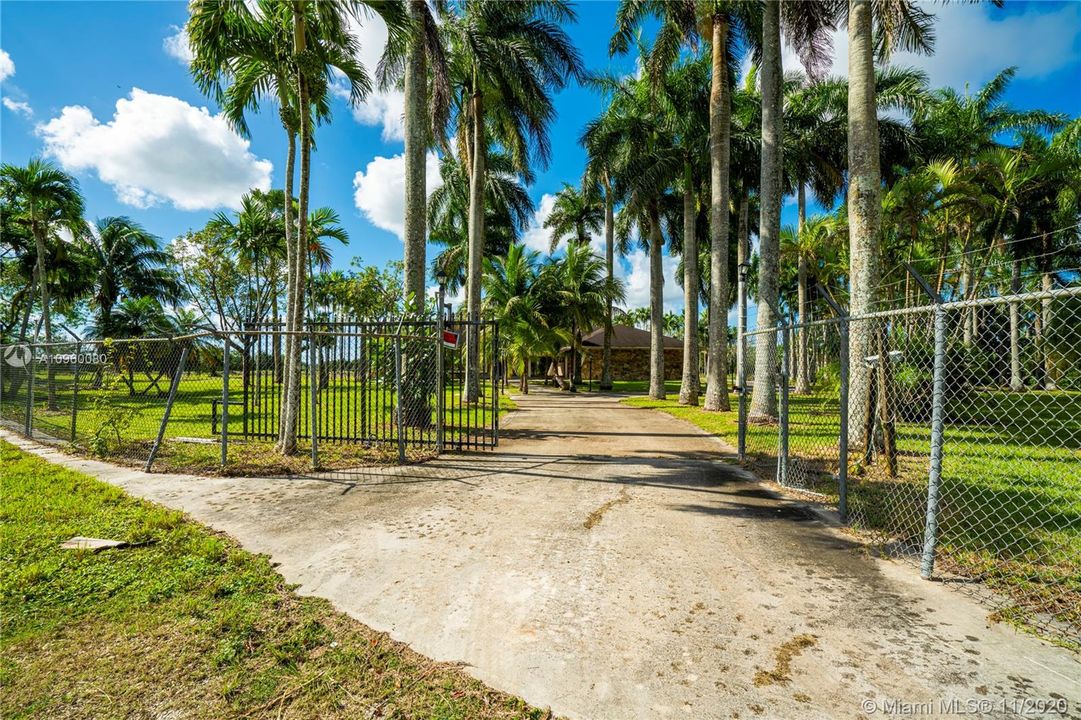 Vendido Recientemente: $599,900 (5 camas, 4 baños, 5080 Pies cuadrados)