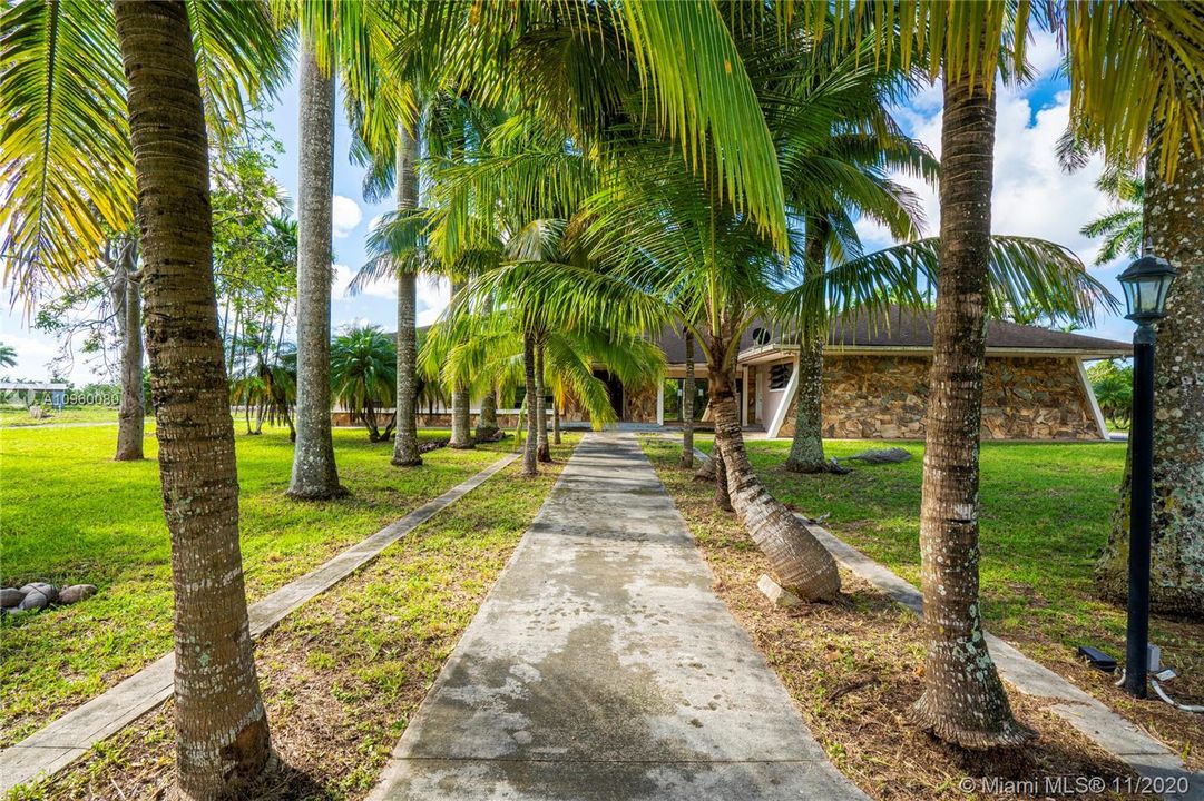 Vendido Recientemente: $599,900 (5 camas, 4 baños, 5080 Pies cuadrados)