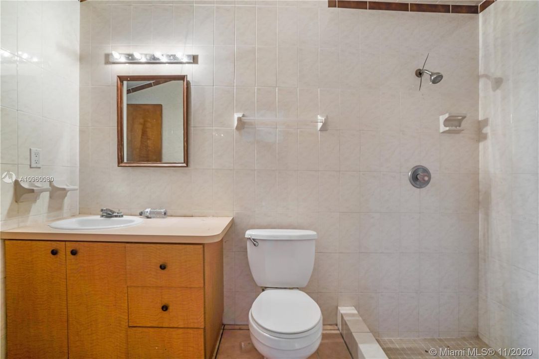 Vendido Recientemente: $599,900 (5 camas, 4 baños, 5080 Pies cuadrados)