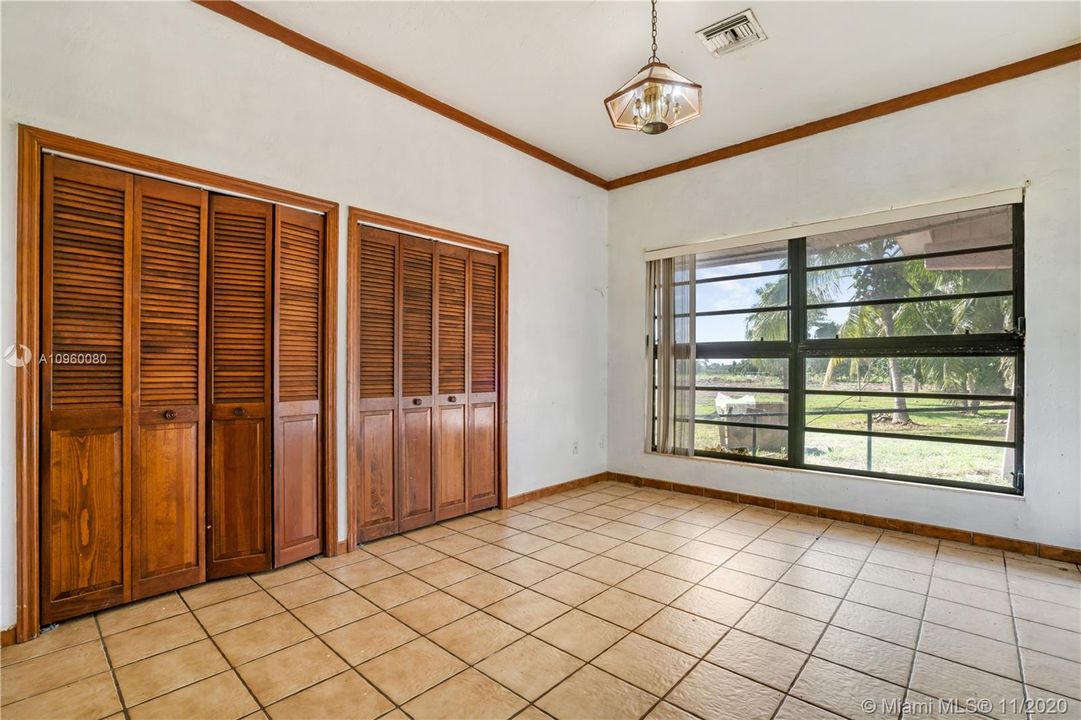 Vendido Recientemente: $599,900 (5 camas, 4 baños, 5080 Pies cuadrados)