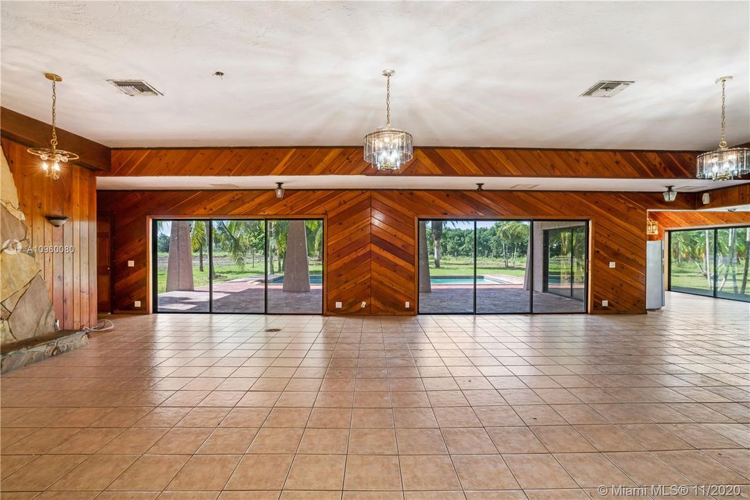 Vendido Recientemente: $599,900 (5 camas, 4 baños, 5080 Pies cuadrados)