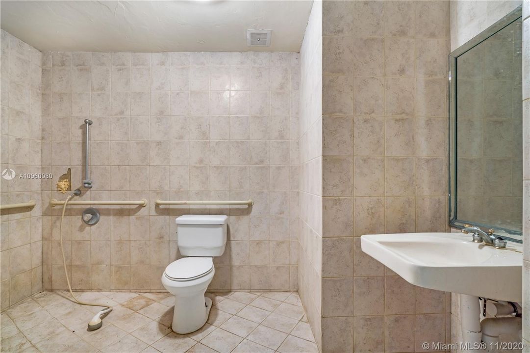 Vendido Recientemente: $599,900 (5 camas, 4 baños, 5080 Pies cuadrados)
