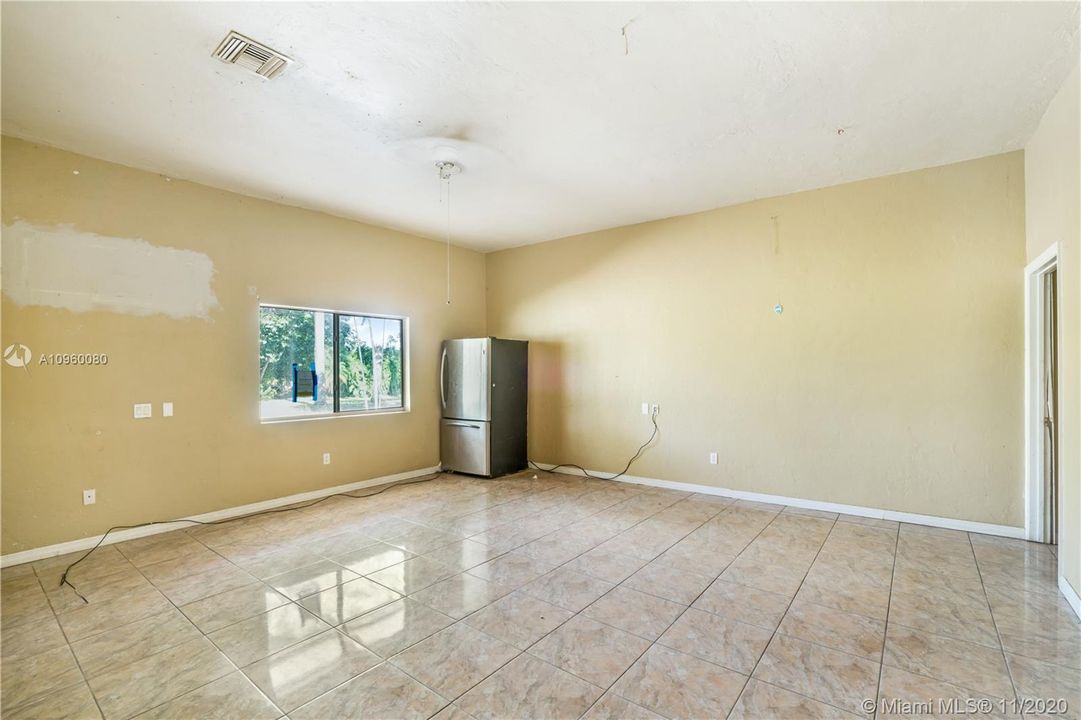 Vendido Recientemente: $599,900 (5 camas, 4 baños, 5080 Pies cuadrados)