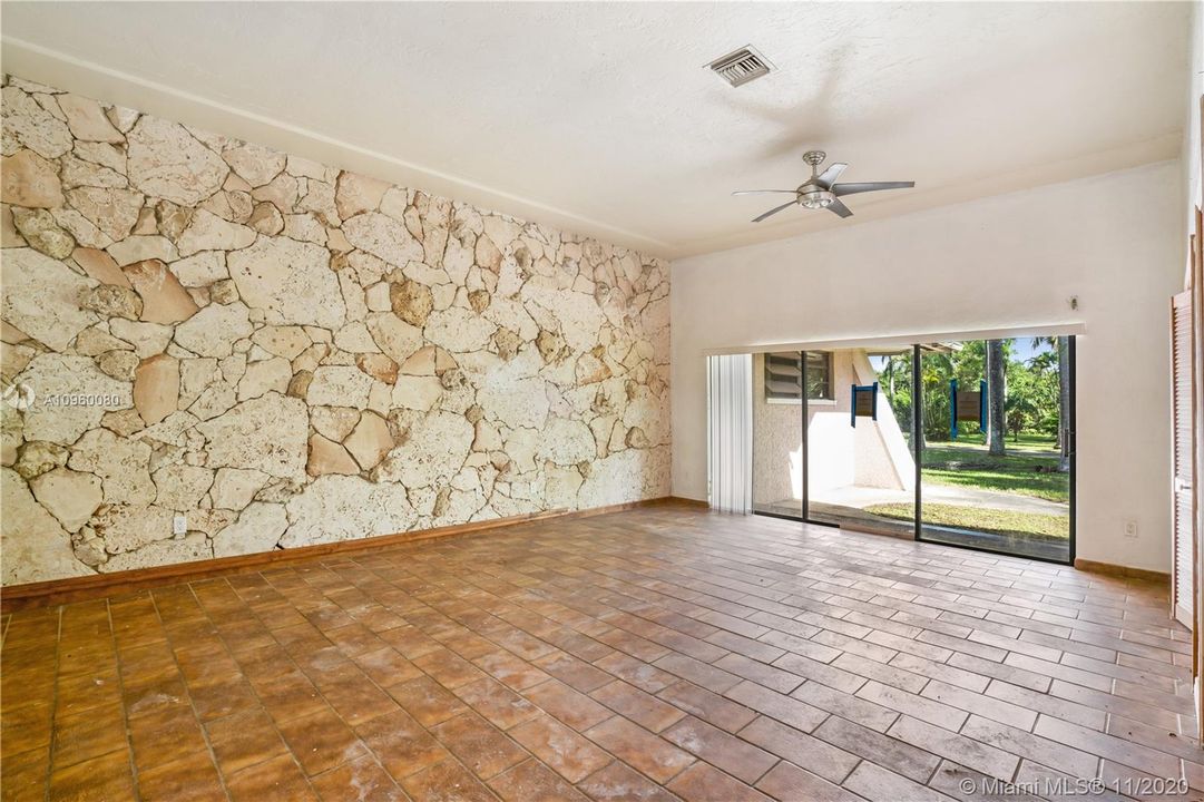 Vendido Recientemente: $599,900 (5 camas, 4 baños, 5080 Pies cuadrados)