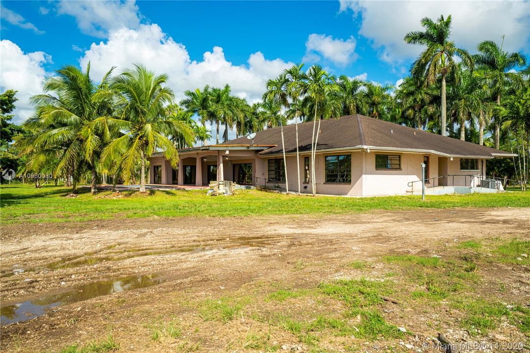 Vendido Recientemente: $599,900 (5 camas, 4 baños, 5080 Pies cuadrados)