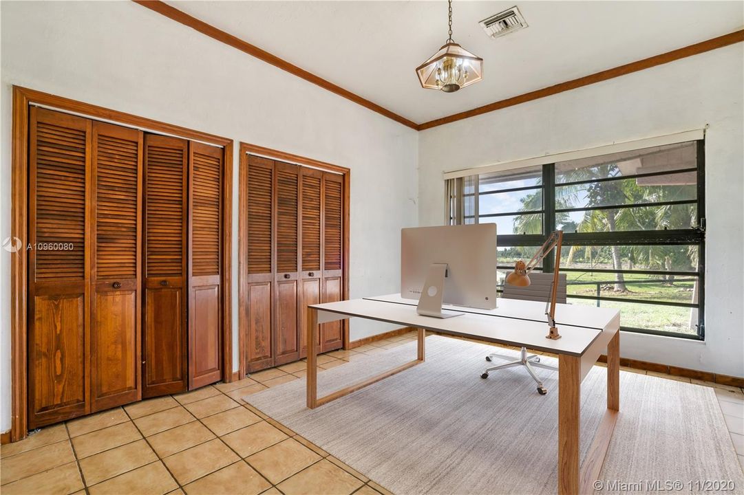 Virtually staged office/guest bedroom