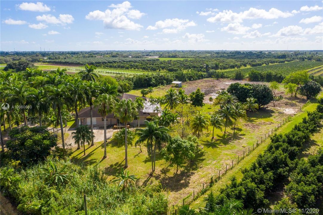 Vendido Recientemente: $599,900 (5 camas, 4 baños, 5080 Pies cuadrados)