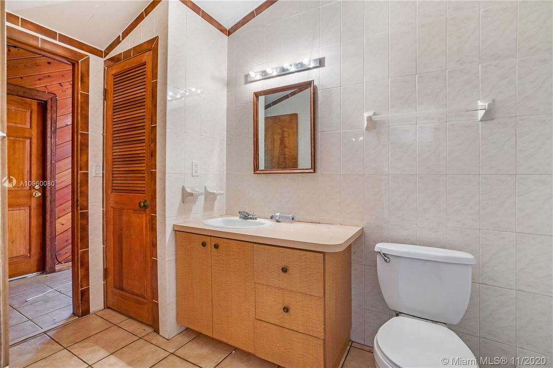 Vendido Recientemente: $599,900 (5 camas, 4 baños, 5080 Pies cuadrados)