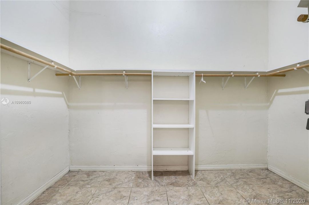 Vendido Recientemente: $599,900 (5 camas, 4 baños, 5080 Pies cuadrados)