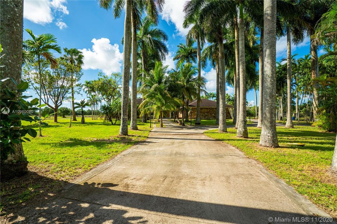 Vendido Recientemente: $599,900 (5 camas, 4 baños, 5080 Pies cuadrados)