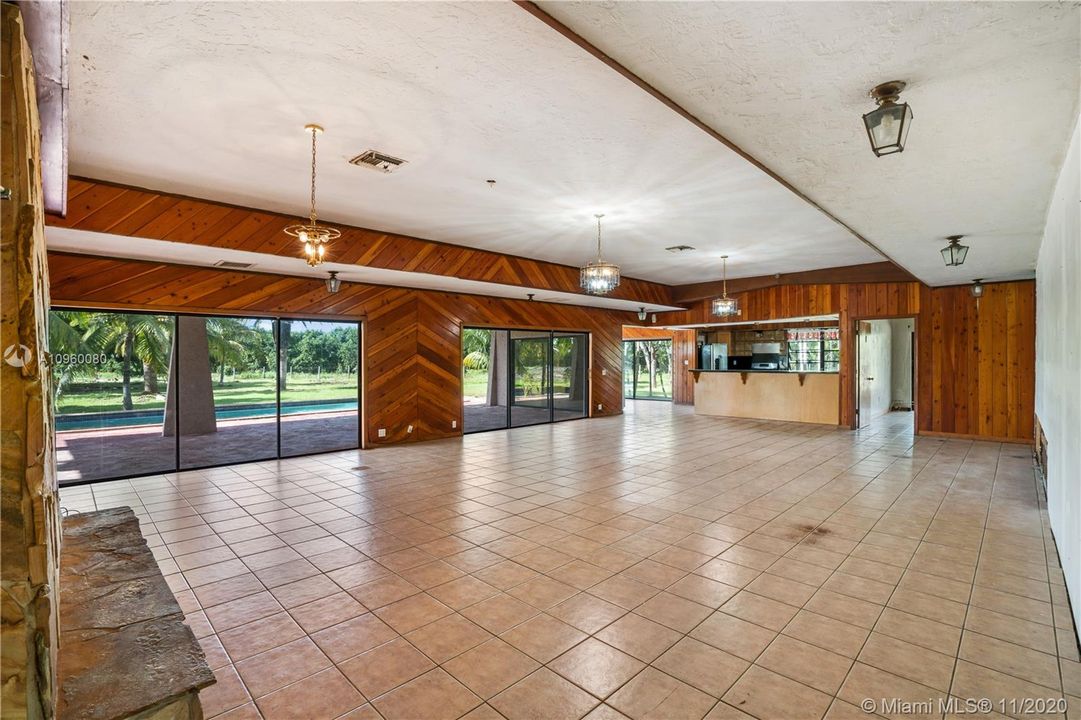 Vendido Recientemente: $599,900 (5 camas, 4 baños, 5080 Pies cuadrados)