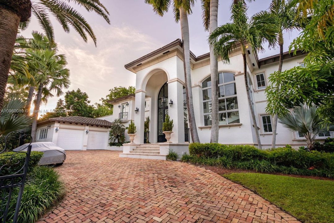 Recently Sold: $9,850,000 (6 beds, 6 baths, 7351 Square Feet)