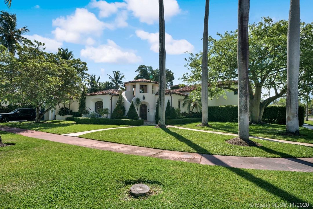 Recently Sold: $3,750,000 (5 beds, 5 baths, 5128 Square Feet)