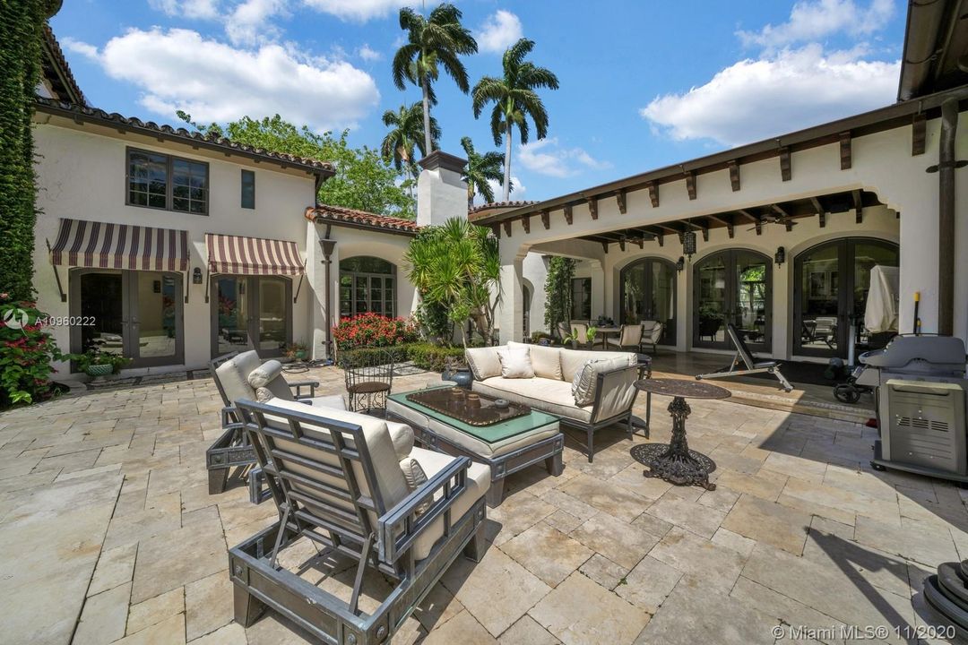 Recently Sold: $3,750,000 (5 beds, 5 baths, 5128 Square Feet)