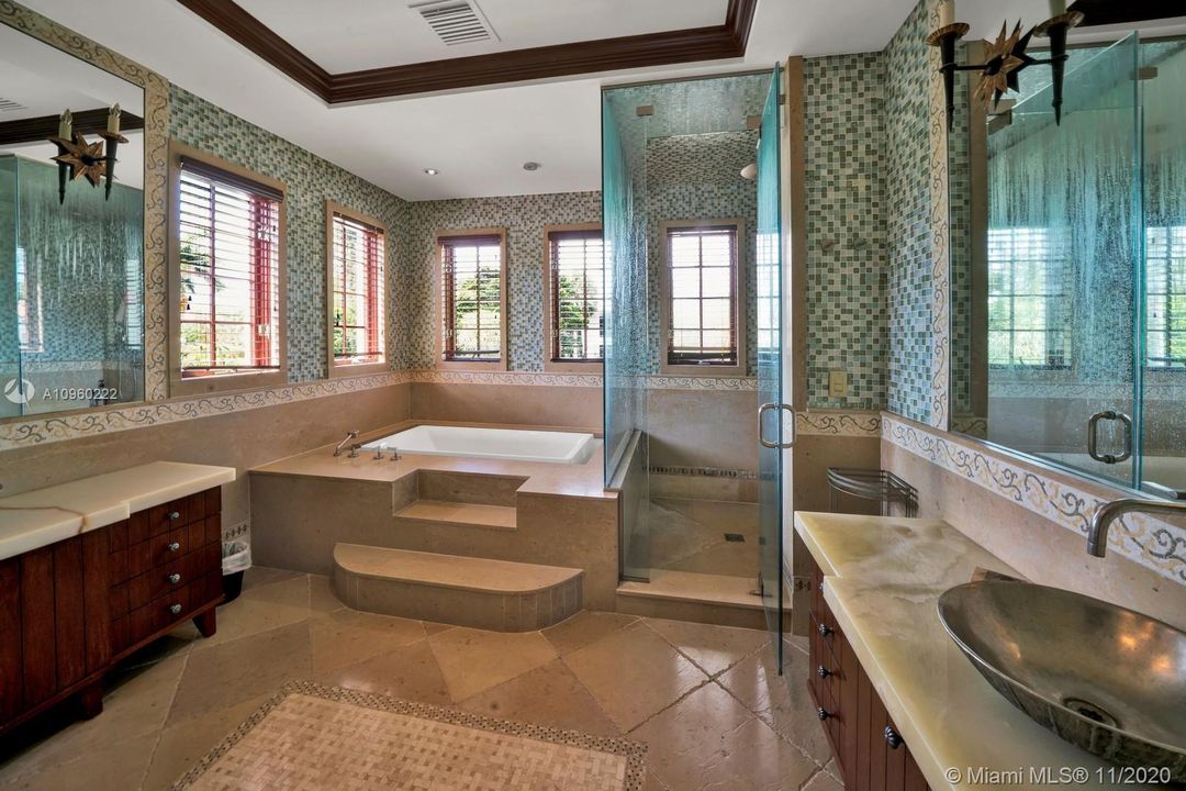 Недавно продано: $3,750,000 (5 спален, 5 ванн, 5128 Квадратных фут)