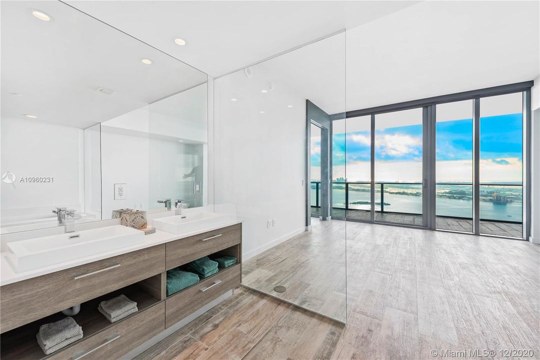 Vendido Recientemente: $2,100,000 (4 camas, 5 baños, 3182 Pies cuadrados)