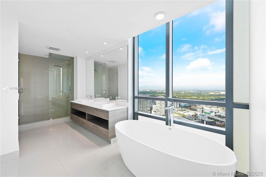 Vendido Recientemente: $2,100,000 (4 camas, 5 baños, 3182 Pies cuadrados)