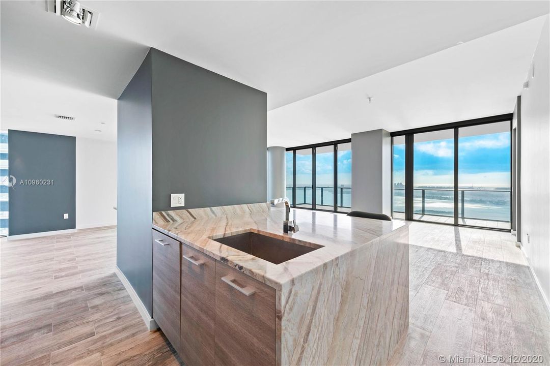 Vendido Recientemente: $2,100,000 (4 camas, 5 baños, 3182 Pies cuadrados)